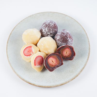 ほぼオーガニックで添加物なし。最高峰のローカカオと苺が溶け合う、冬の代表作。【生チョコ苺大福＆生苺大福】