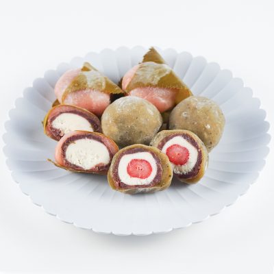 その一口は、身体へのラブレター。野生のよもぎと桜が香る、五感を呼び覚ます純度の高い春を。【桜餅と苺よもぎ草餅セット】